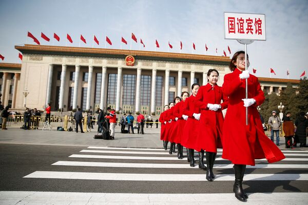 Девушки-хостес на открытии Всекитайского собрания народных представителей на площади Тяньаньмэнь в Пекине, КНР - Sputnik Латвия