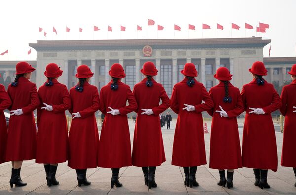 Девушки-хостес на открытии Всекитайского собрания народных представителей на площади Тяньаньмэнь в Пекине, КНР - Sputnik Латвия
