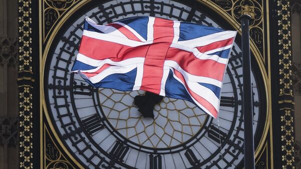 Флаг Великобритании на фоне часов Биг Бен в Лондоне - Sputnik Latvija