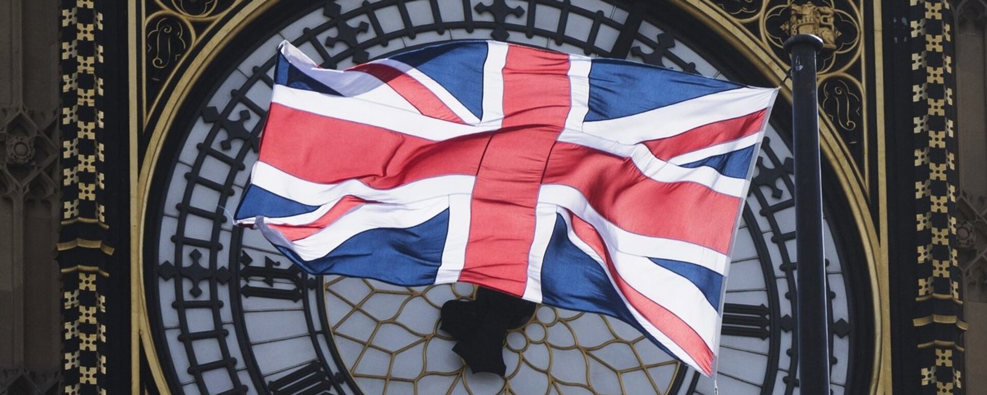 Флаг Великобритании на фоне часов Биг Бен в Лондоне - Sputnik Латвия, 1920, 31.01.2022
