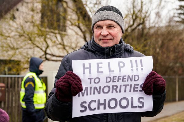 Президент русской общины Латвии Владимир Соколов на митинге у посольства США в защиту русских школ Президент русской общины Латвии Владимир Соколов на митинге у посольства США в защиту русских школ - Sputnik Латвия