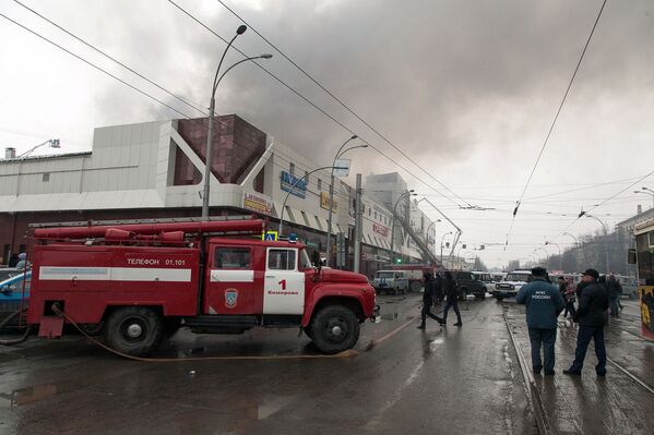 Пожар в торговом центре Зимняя вишня в Кемерове - Sputnik Латвия