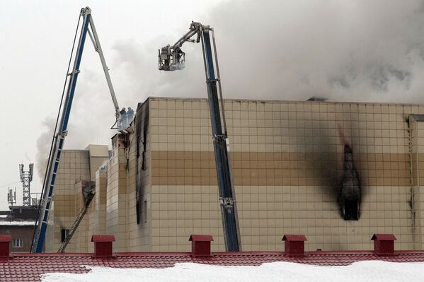 Сотрудники пожарной охраны МЧС борются с пожаром в торговом центре Зимняя вишня в Кемерове - Sputnik Латвия