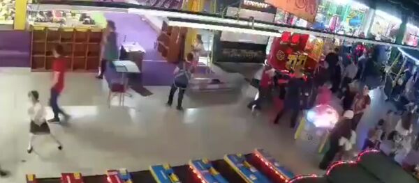 Начало пожара в Зимней вишне в Кемерове. Съемка камеры наблюдения Начало пожара в Зимней вишне в Кемерове. Съемка камеры наблюдения - Sputnik Латвия