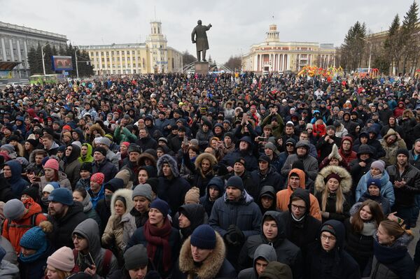 Участники стихийного митинга в память о жертвах пожара в торгово-развлекательном центре «Зимняя вишня» на площади Советов у здания администрации в Кемерове Участники стихийного митинга в память о жертвах пожара в торгово-развлекательном центре «Зимняя вишня» на площади Советов у здания администрации в Кемерове - Sputnik Латвия