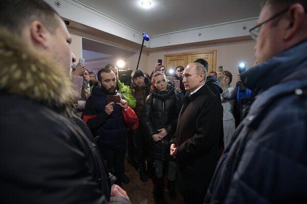 Президент РФ Владимир Путин во время встречи с жителями Кемерова и родственниками пропавших без вести во время пожара в ТЦ Зимняя вишня Президент РФ Владимир Путин во время встречи с жителями Кемерова и родственниками пропавших без вести во время пожара в ТЦ Зимняя вишня - Sputnik Латвия