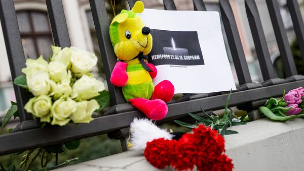 Люди несут цветы к посольству РФ в память о трагедии в Кемерово - Sputnik Латвия