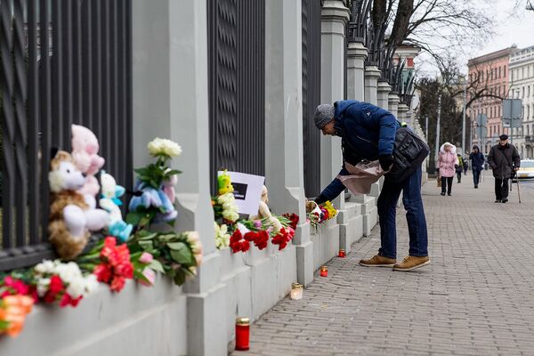Люди несут цветы к посольству РФ в Риге в память о трагедии в Кемерове Люди несут цветы к посольству РФ в Риге в память о трагедии в Кемерове - Sputnik Латвия