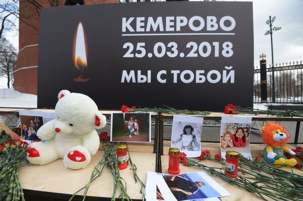 Акции в память о погибших при пожаре в ТЦ Зимняя вишня Акции в память о погибших при пожаре в ТЦ Зимняя вишня - Sputnik Латвия