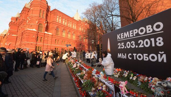 Акции в память о погибших при пожаре в ТЦ Зимняя вишня - Sputnik Latvija