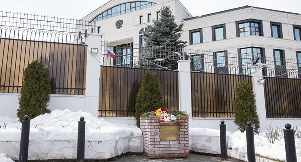Цветы у Посольства РФ в Кишиневе Цветы у Посольства РФ в Кишиневе - Sputnik Латвия