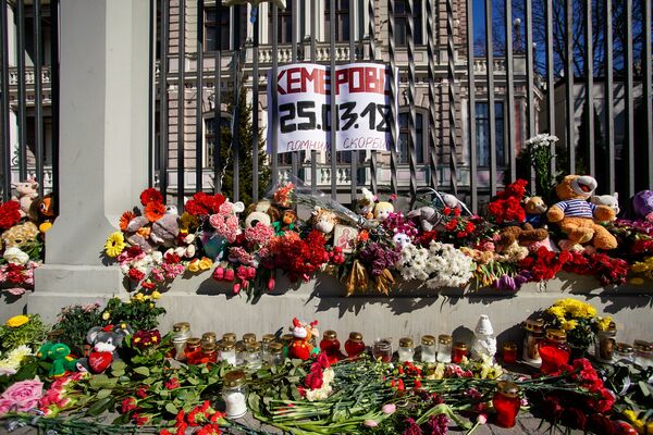 Жители Латвии третий день несут цветы и свечи к посольству России Жители Латвии третий день несут цветы и свечи к посольству России - Sputnik Латвия