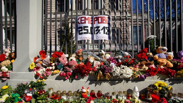 Жители Латвии третий день несут цветы и свечи к посольству России - Sputnik Латвия