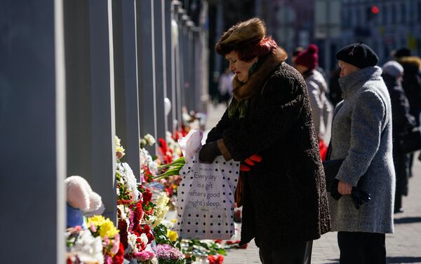 Жители Латвии третий день несут цветы и свечи к посольству России Жители Латвии третий день несут цветы и свечи к посольству России - Sputnik Латвия