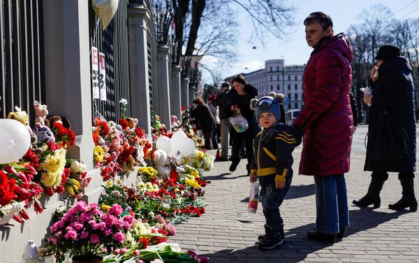 Жители Латвии третий день несут цветы и свечи к посольству России - Sputnik Латвия