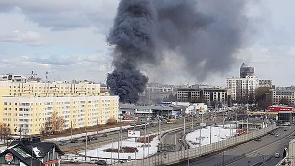 Пожар в здании автосалона на улице Савушкина в Санкт-Петербурге - Sputnik Латвия