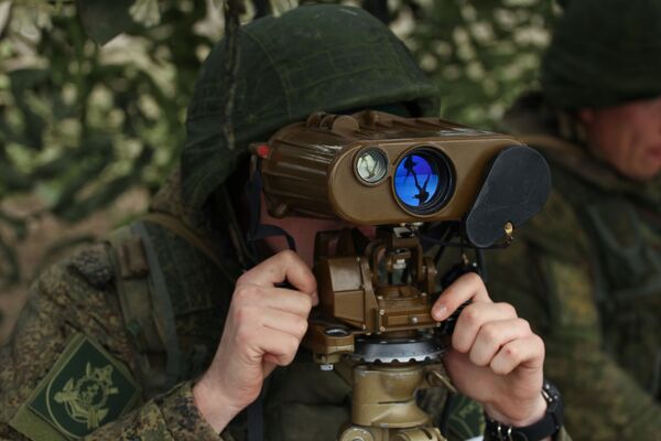 Военнослужащий в командно-наблюдательном пункте на полигоне Железный рог на черноморском побережье Краснодарского края во время учений Военнослужащий в командно-наблюдательном пункте на полигоне Железный рог на черноморском побережье Краснодарского края во время учений - Sputnik Латвия