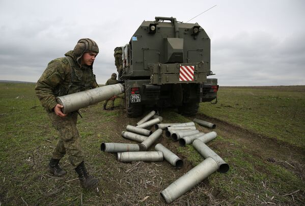 Военнослужащий у берегового самоходного артиллерийского комплекса А-222 Берег на полигоне Железный рог на черноморском побережье Краснодарского края во время учений Военнослужащий у берегового самоходного артиллерийского комплекса А-222 Берег на полигоне Железный рог на черноморском побережье Краснодарского края во время учений - Sputnik Латвия