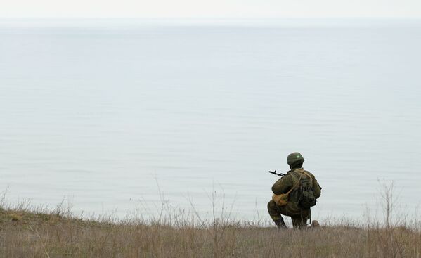 Военнослужащий на полигоне Железный рог во время учений экипажей береговых ракетно-артиллерийских комплексов в Краснодарском крае - Sputnik Латвия