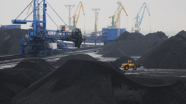 Перевалка угля в порту - Sputnik Латвия