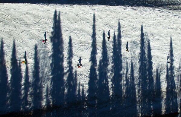 Kalnu slēpošanas trase Zeļonaja kalna nogāzē Kemerovas apgabalā - Sputnik Latvija