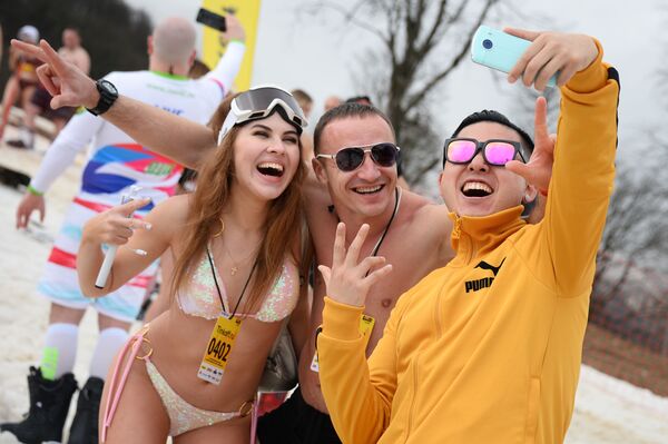 Спуск с горы в купальниках на карнавале BoogelWoogel 2018 в Сочи Спуск с горы в купальниках на карнавале BoogelWoogel 2018 в Сочи - Sputnik Латвия