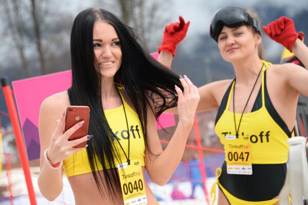 Спуск с горы в купальниках на карнавале BoogelWoogel 2018 в Сочи Спуск с горы в купальниках на карнавале BoogelWoogel 2018 в Сочи - Sputnik Латвия
