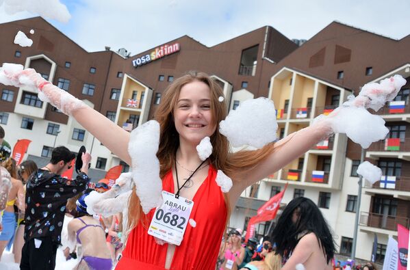 Спуск с горы в купальниках на карнавале BoogelWoogel 2018 в Сочи Спуск с горы в купальниках на карнавале BoogelWoogel 2018 в Сочи - Sputnik Латвия