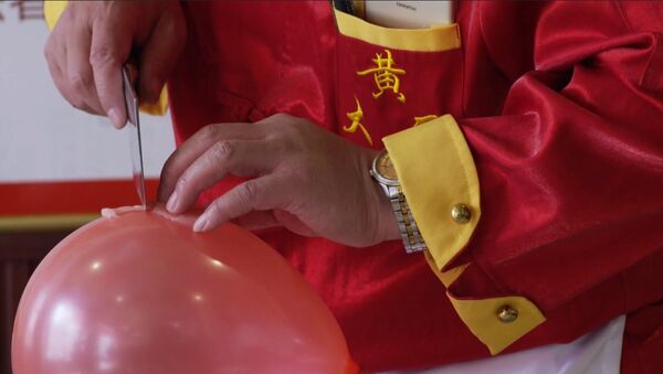 Китайский шеф-повар разделывает мясо на воздушном шарике с завязанными глазами - Sputnik Латвия