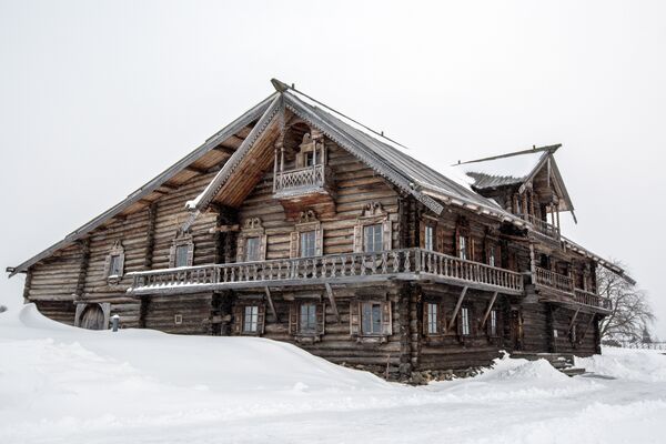 Дом Ошевнева (1876 г.) из деревни Ошевнево в музее-заповеднике Кижи. Дом Ошевнева (1876 г.) из деревни Ошевнево в музее-заповеднике Кижи. - Sputnik Латвия