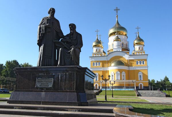Памятник святым Кириллу и Мефодию в Саранске Памятник святым Кириллу и Мефодию в Саранске - Sputnik Латвия