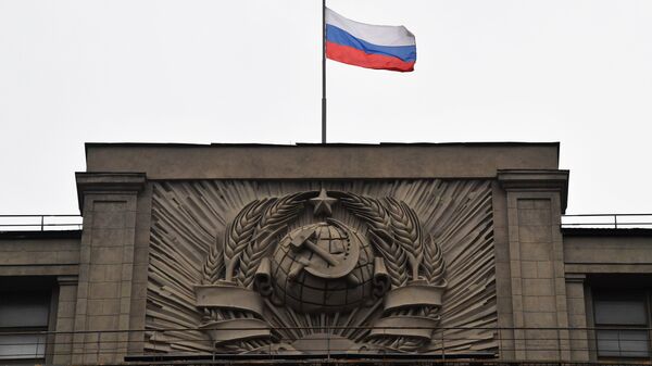 Флаг на здании Государственной Думы РФ на улице Охотный ряд в Москве - Sputnik Латвия