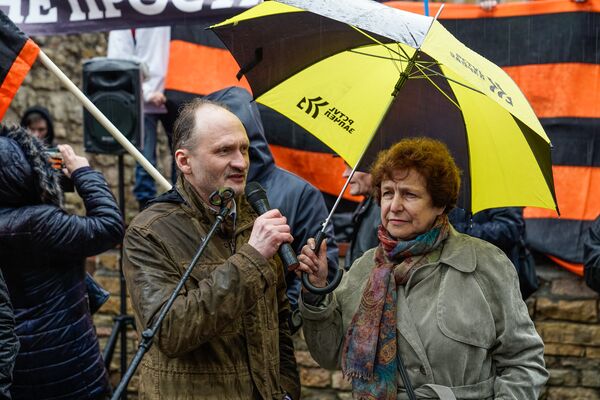 Марш рассерженных родителей в Риге в знак протеста против реформы в русских школах Марш рассерженных родителей в Риге в знак протеста против реформы в русских школах - Sputnik Латвия