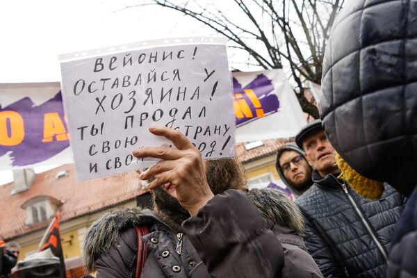 Марш рассерженных родителей в Риге в знак протеста против реформы в русских школах Марш рассерженных родителей в Риге в знак протеста против реформы в русских школах - Sputnik Латвия