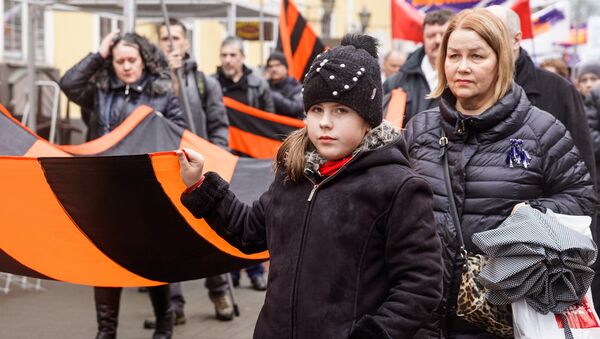 Марш рассерженных родителей в Риге в знак протеста против реформы в русских школах - Sputnik Латвия