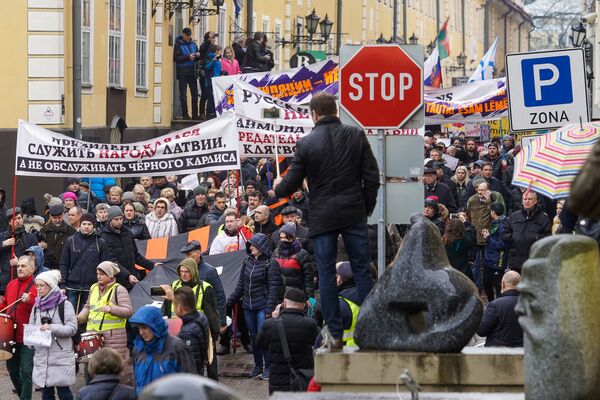 Марш рассерженных родителей в Риге в знак протеста против реформы в русских школах Марш рассерженных родителей в Риге в знак протеста против реформы в русских школах - Sputnik Латвия