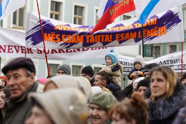 Марш рассерженных родителей в Риге в знак протеста против реформы в русских школах Марш рассерженных родителей в Риге в знак протеста против реформы в русских школах - Sputnik Латвия