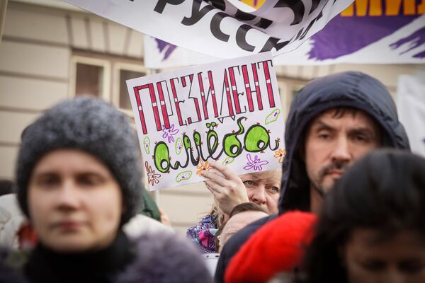 Марш рассерженных родителей в Риге в знак протеста против реформы в русских школах Марш рассерженных родителей в Риге в знак протеста против реформы в русских школах - Sputnik Латвия