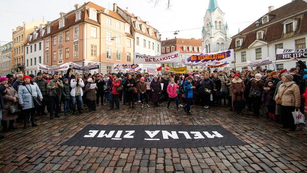 Марш рассерженных родителей в Риге в знак протеста против реформы в русских школах - Sputnik Латвия