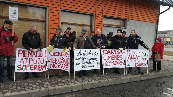 Пикет Латвийского профсоюза работников общественных услуг и транспорта в Бауске Пикет Латвийского профсоюза работников общественных услуг и транспорта в Бауске - Sputnik Латвия