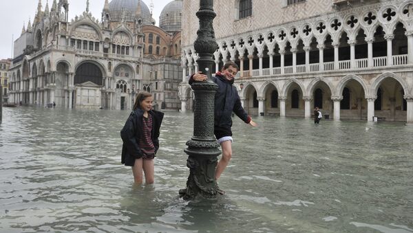 Дети на затопленной площади святого Марка в Венеции - Sputnik Latvija