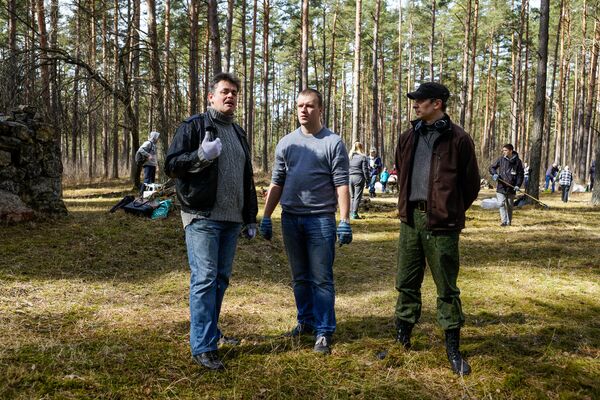 Субботник на старом Гарнизонном кладбище в Саласпилсе Субботник на старом Гарнизонном кладбище в Саласпилсе - Sputnik Латвия