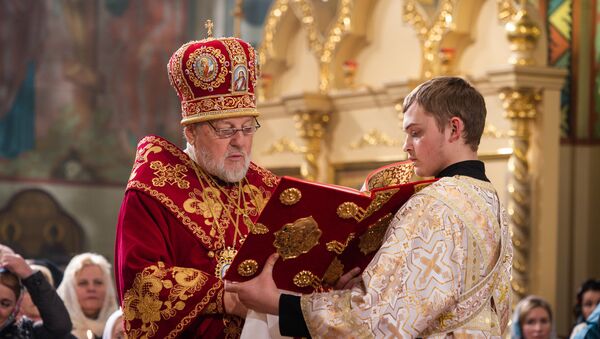 Митрополит Рижский и всея Латвии Александр совершил крестный ход, Светлую пасхальную заутреню и Божественную литургию в кафедральном соборе Рождества Христова города Риги - Sputnik Латвия