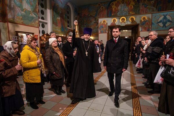 Верующие собрались в кафедральном соборе Рождества Христова в Риге Верующие собрались в кафедральном соборе Рождества Христова в Риге - Sputnik Латвия