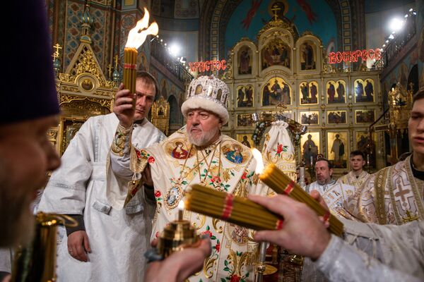 Митрополит Рижский и всея Латвии Александр с Благодатным огнем, привезенным из Иерусалима Митрополит Рижский и всея Латвии Александр с Благодатным огнем, привезенным из Иерусалима - Sputnik Латвия