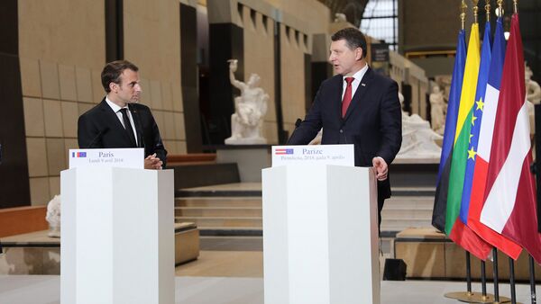 Президент Латвии Раймондс Вейонис и президент Франции Эммануэль Макрон на переговорах в Париже, 9 апреля 2018 года - Sputnik Латвия