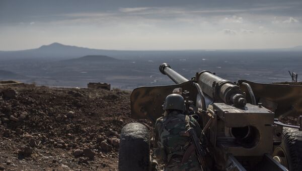 Sīrijas Arābu armijas karavīrs kaujas pozīcijā - Sputnik Latvija