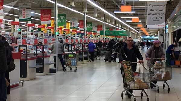 Приезжих из Беларуси покупателей в супермаркетах Польши стало заметно меньше - Sputnik Латвия
