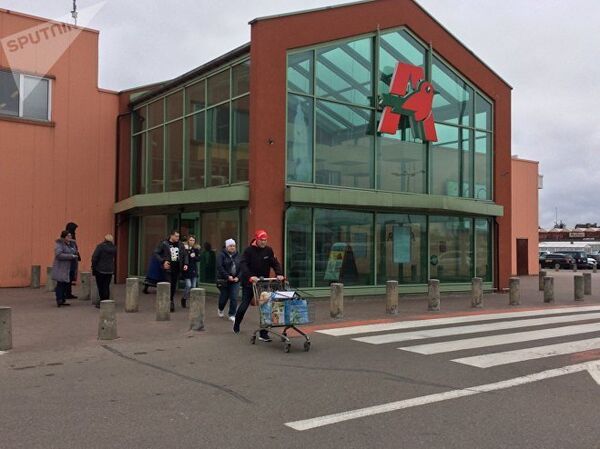 Вся надежда белорусов — на крупные торговые сети, которым невыгодно устраивать выходной в воскресенье Вся надежда белорусов — на крупные торговые сети, которым невыгодно устраивать выходной в воскресенье - Sputnik Латвия
