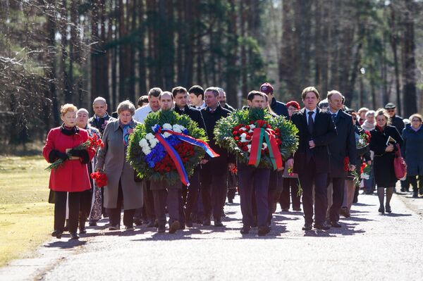 Торжественное возложение венков и цветов на территории Саласпилсского мемориального комплекса Торжественное возложение венков и цветов на территории Саласпилсского мемориального комплекса - Sputnik Латвия